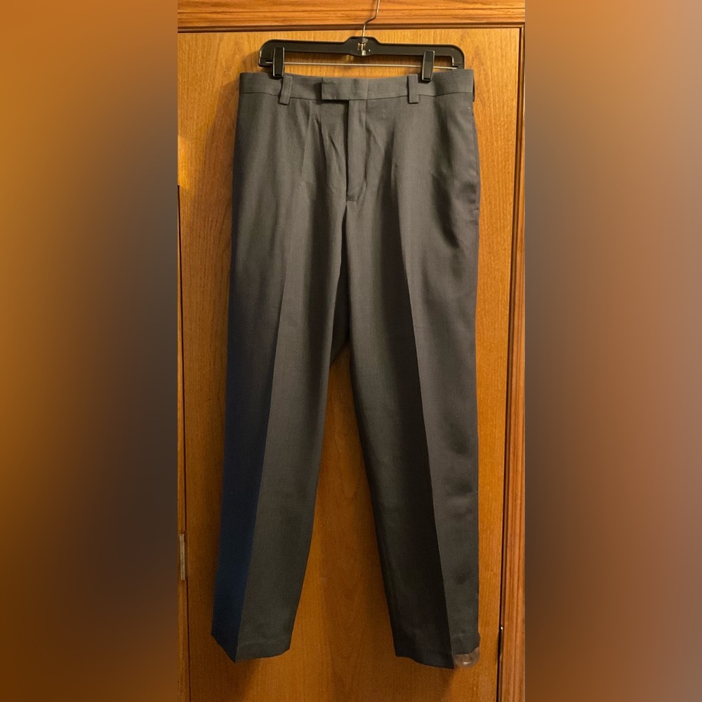 Men’s Kenneth Cole Reaction Pinstripe Flat Front  Dress Slacks. Buttoned Pocket